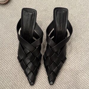 Bottega Veneta Black Intrecciato Leather Clogs. Super chic never worn